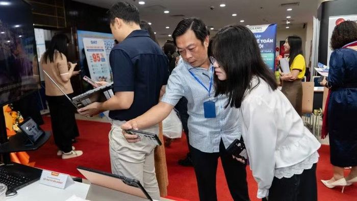 Khách hàng quan tâm tương tác nền tảng TBSG Business Hub.
