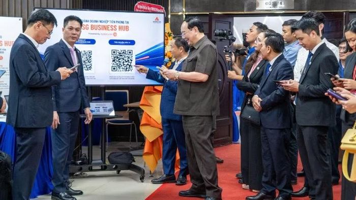 Các đại biểu tìm hiểu, tương tác nền tảng TBSG Business Hub.