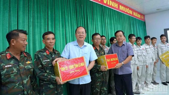 Bí thư Tỉnh ủy Cà Mau Nguyễn Hồ Hải (thứ ba từ trái qua), cùng Phó Bí thư Thường trực Tỉnh ủy Huỳnh Quốc Việt (thứ 5 từ trái qua) tặng quà động viên đội ngũ thi công nhân chuyến kiểm tra.