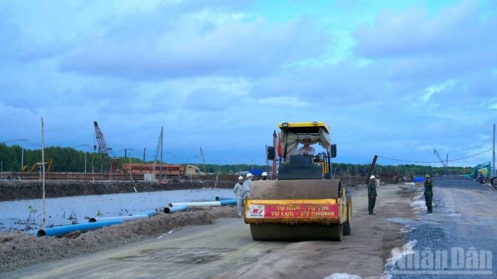 Bất chấp khó khăn về thời tiết và nguồn vật liệu, các đơn vị thi công vẫn dồn lực bám trụ công trường nhằm bảo đảm kế hoạch đề ra.