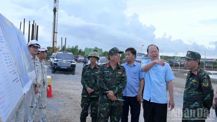 Bí thư Tỉnh ủy Cà Mau Nguyễn Hồ Hải (chỉ tay) kiểm tra bản đồ quy hoạch và tiến độ thực địa tại dự án cao tốc Cà Mau-Đất Mũi.