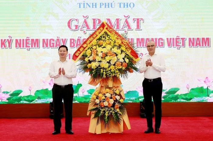 Bí thư Tỉnh ủy Phạm Đại Dương tặng hoa chúc mừng Hội Nhà báo tỉnh và các cơ quan báo chí.