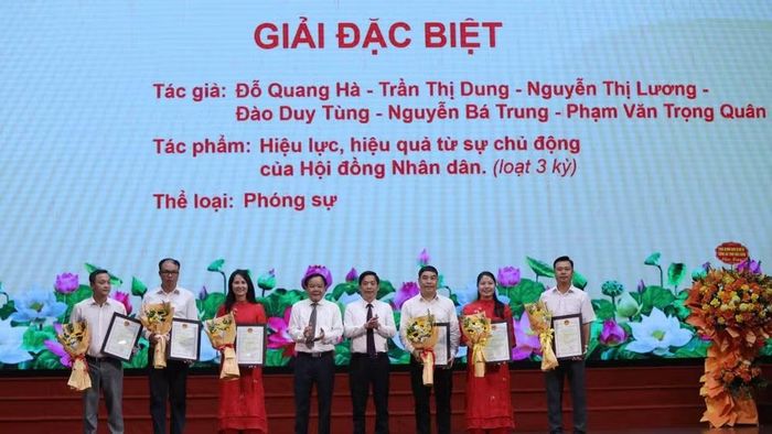 Ban tổ chức trao Giải đặc biệt Giải báo chí Ngô Gia Tự cho nhóm tác giả.