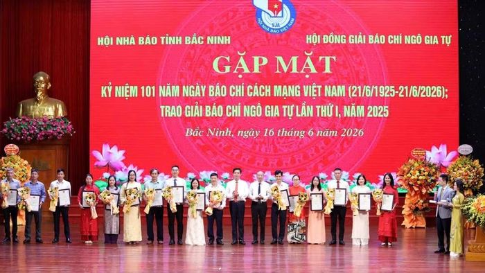 Ban tổ chức trao Kỷ niệm chương "Vì sự nghiệp báo chí" cho các cá nhân tiêu biểu.