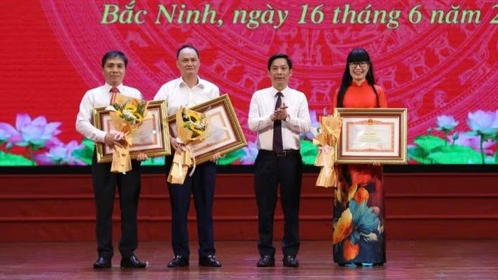 Ban tổ chức trao Bằng khen của Thủ tướng Chính phủ cho các cá nhân có thành tích xuất sắc tại buổi gặp mặt.