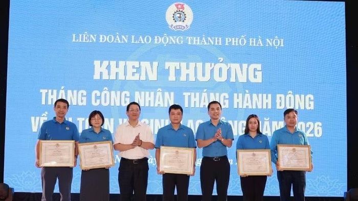 Khen thưởng các tập thể, cá nhân có thành tích xuất sắc trong triển khai tổ chức Tháng Công nhân và Tháng hành động về an toàn, vệ sinh lao động năm 2026.