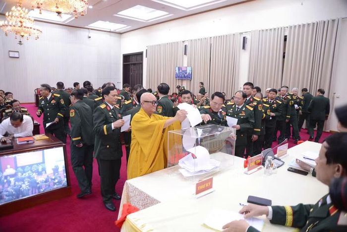 Các Ủy viên Ban Chấp hành Trung ương Hội khóa VIII tiến hành bỏ phiếu bầu Ban Thường vụ.