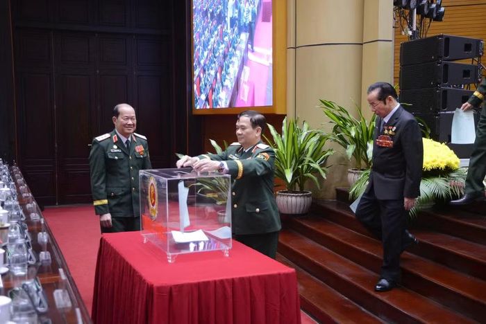 Các thành viên Đoàn Chủ tịch Đại hội bỏ phiếu bầu Ban Chấp hành Trung ương Hội Cựu chiến binh Việt Nam khóa VIII.