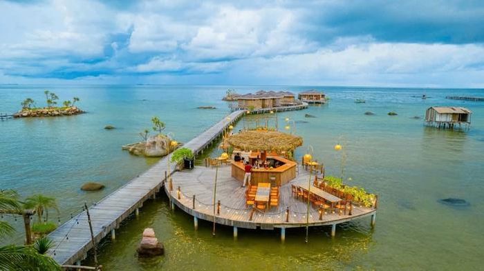 9 căn bungalow xây dựng trái phép trên trên mặt biển trước khi bị cưỡng chế