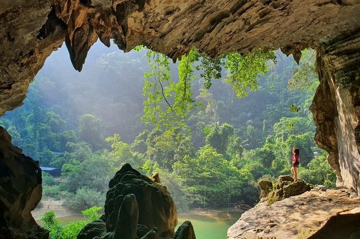 Khu du lịch Kim Phú quy tụ nhiều sản phẩm du lịch nổi tiếng, trong đó có tour khám phá hệ thống hang động Tú Làn.
