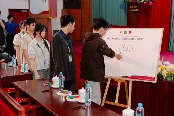 Chương trình còn thực hiện nghi thức hưởng ứng Ngày Bạch biến Thế giới 2026 bằng cách đặt dấu vân tay lên bức tranh biểu tượng của chương trình
