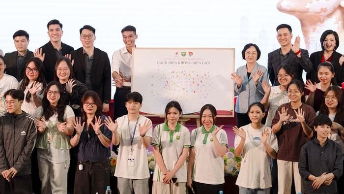Các đại biểu, chuyên gia y tế và sinh viên cùng chung tay lan tỏa thông điệp _Bạch biến không biên giới_, hướng tới một cộng đồng thấu hiểu và không kỳ thị người bệnh