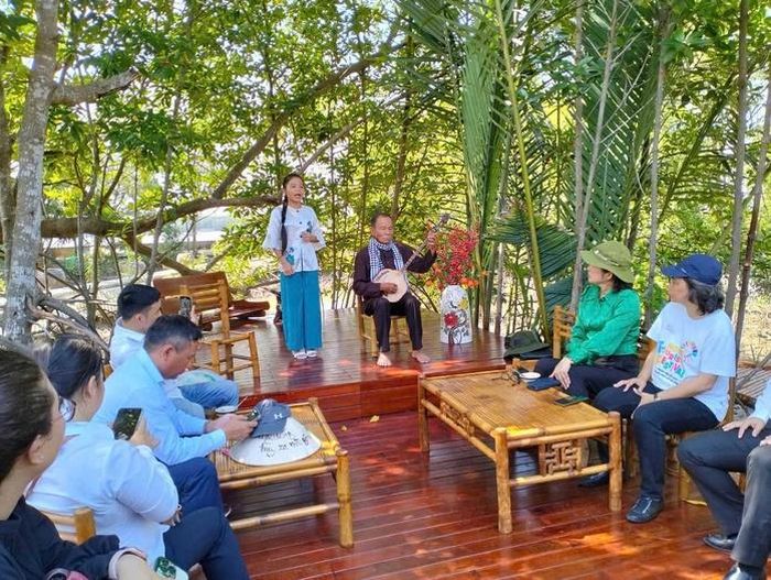 Du khách ngồi nghe đờn ca tài tử Nam Bộ tại ấp Thiềng Liềng, xã Thạnh An.
