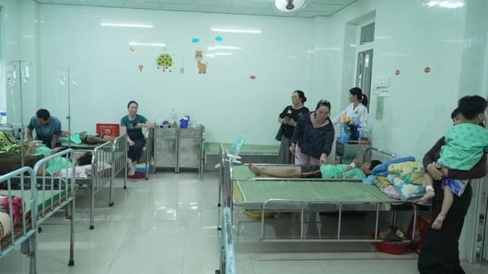 Các bệnh nhân nghi ngộ độc thực phẩm sau khi ăn bánh mì tại cơ sở L.H.