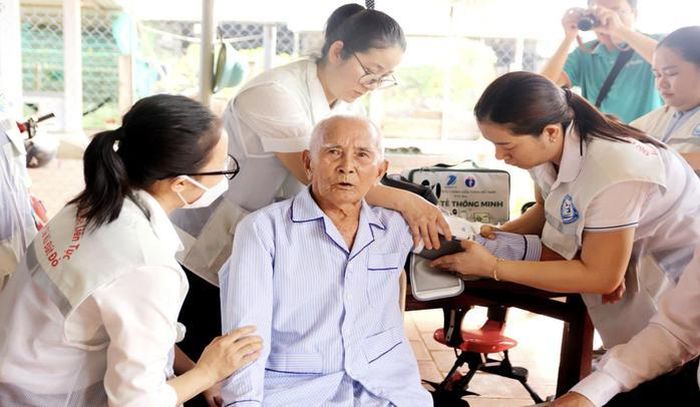 Đội chăm sóc sức khỏe liên tục đến thăm khám, tư vấn một hộ gia đình trên địa bàn xã Đất Đỏ