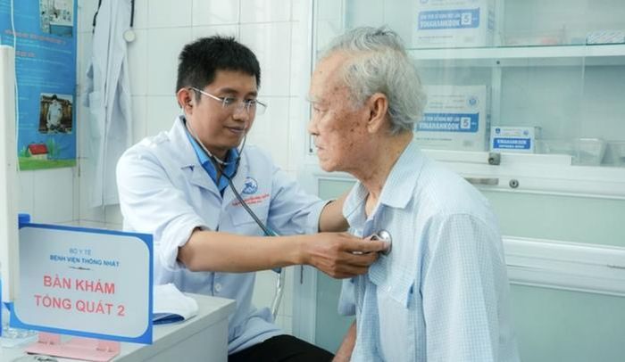 Người cao tuổi được khám sức khỏe trong đợt TPHCM ra quân khám sức khỏe miễn phí vào tháng 5-2026