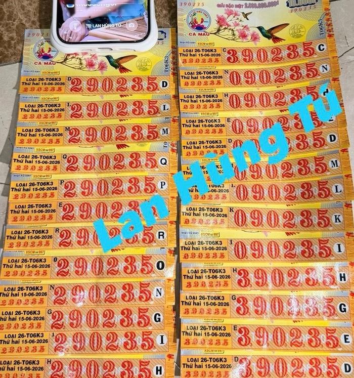 Giải độc đắc và giải an ủi của vé số Cà Mau trúng tại Tây Ninh. Ảnh: ĐLVS Lan Hùng Tú, Tuấn