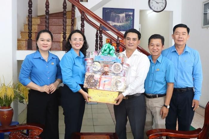 Chủ tịch LĐLĐ TP Cần Thơ mong muốn các cơ quan báo chí tiếp tục quan tâm, phối hợp tuyên truyền các hoạt động chăm lo, đại diện, bảo vệ quyền và lợi ích hợp pháp, chính đáng của đoàn viên, người lao động