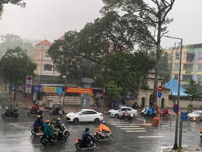 Cơn mưa sau hơn 30 phút vẫn dai dẳng