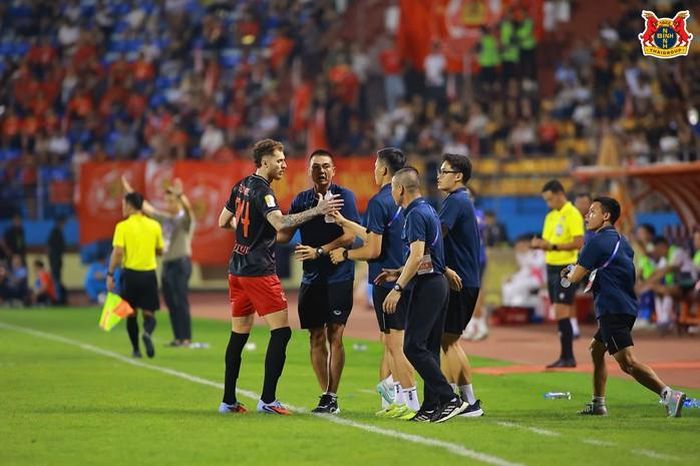 HLV trưởng Chu Đình Nghiêm và đội ngũ trợ lý mới của Ninh Bình FC