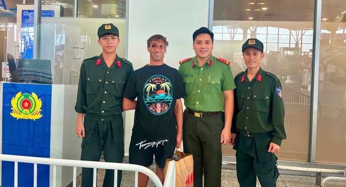 Saakov Semen (SN 1992) được đưa lên chuyến bay mang số hiệu VN63 của Vietnam Airlines, khởi hành vào lúc 9 giờ 30 phút ngày 8-6 từ Nội Bài đến Moscow, Nga. Ảnh: Phòng Quản lý xuất nhập cảnh - Công an TP Huế
