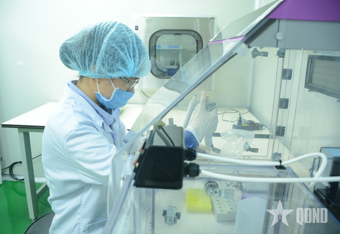 Nhân viên Trung tâm Giám định ADN (Viện Công nghệ sinh học, Viện Hàn lâm Khoa học và Công nghệ Việt Nam) tiến hành giám định ADN. Ảnh: QUANG DUY