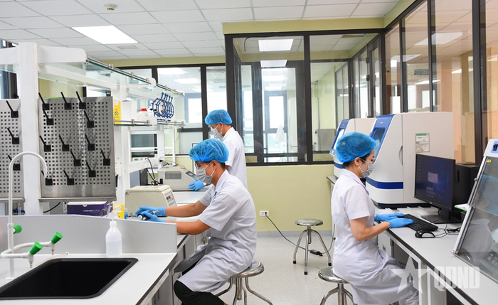 Giám định viên của Viện Pháp y Quân đội thực hiện giải trình tự gene từ mẫu hài cốt liệt sĩ. Ảnh: ĐỨC NAM