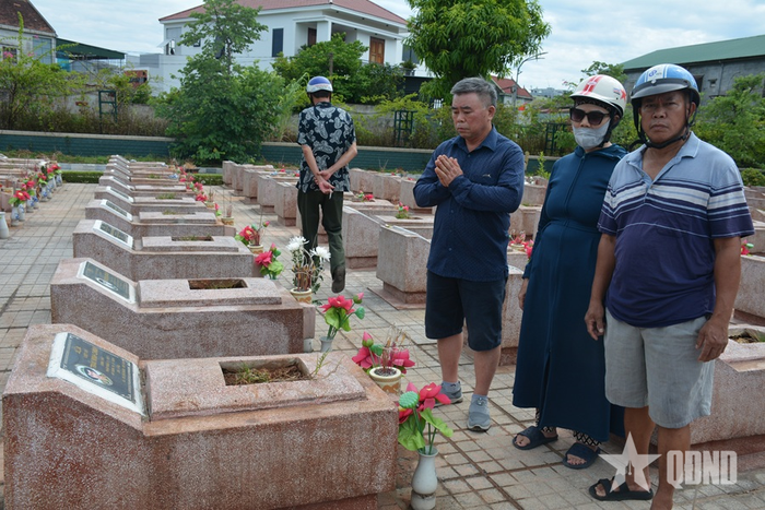  Thân nhân các liệt sĩ bày tỏ bức xúc vì khai mở phần mộ liệt sĩ mà chưa có sự trao đổi với gia đình trước khi thực hiện.