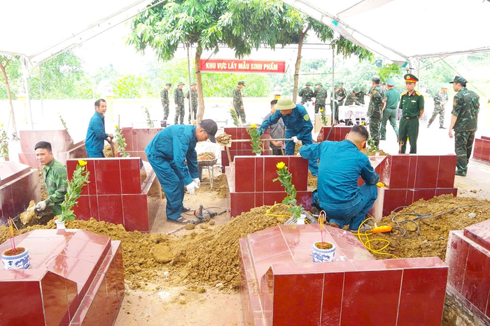 Cựu chiến binh tỉnh Phú Thọ phối hợp với các cơ quan chức năng lấy mẫu, số hóa thông tin hài cốt liệt sĩ chưa xác định danh tính tại Nghĩa trang Liệt sĩ Phù Ninh. 
