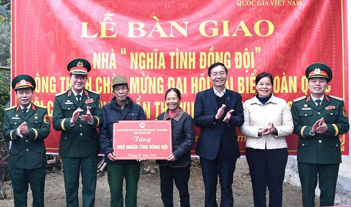 Trung ương Hội Cựu chiến binh Việt Nam và Hội Cựu chiến binh Tập đoàn Công nghiệp-Năng lượng Quốc gia Việt Nam trao nhà “Nghĩa tình đồng đội” tặng gia đình cựu chiến binh có hoàn cảnh khó khăn ở xã Đức Long, tỉnh Cao Bằng (tháng 1-2026). 