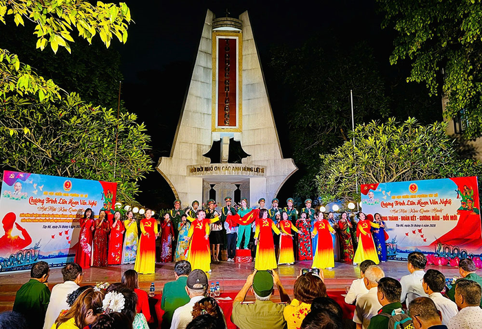 Hội Cựu chiến binh phường Tây Hồ (TP Hà Nội) biểu diễn văn nghệ tri ân các anh hùng liệt sĩ. 