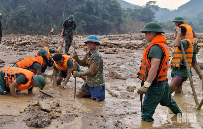  Cán bộ, chiến sĩ Sư đoàn 316 hỗ trợ nhân dân thôn Làng Nủ, xã Phúc Khánh, huyện Bảo Yên, tỉnh Lào Cai tìm kiếm người mất tích sau trận lũ quét lịch sử (tháng 10-2024). Ảnh: TRỌNG MINH