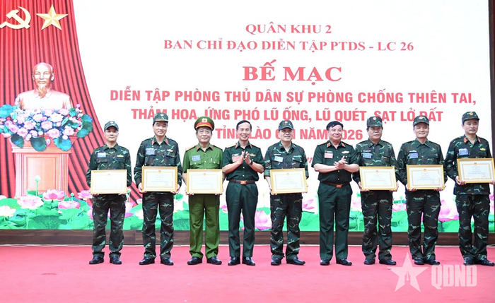 Lãnh đạo Quân khu 2 trao bằng khen tặng các đơn vị hoàn thành xuất sắc nhiệm vụ Diễn tập Phòng thủ dân sự phòng, chống thiên tai tỉnh Lào Cai năm 2026. Ảnh: HOÀNG TRUNG 