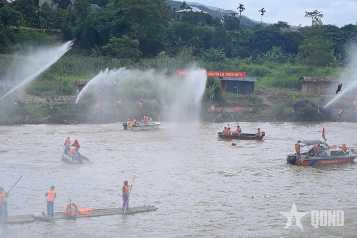  Cán bộ, chiến sĩ LLVT và nhân dân tỉnh Lào Cai tham gia Diễn tập Phòng thủ dân sự phòng, chống thiên tai, thảm họa, ứng phó lũ ống, lũ quét, sạt lở đất (tháng 5-2026). Ảnh: HOÀNG TRUNG