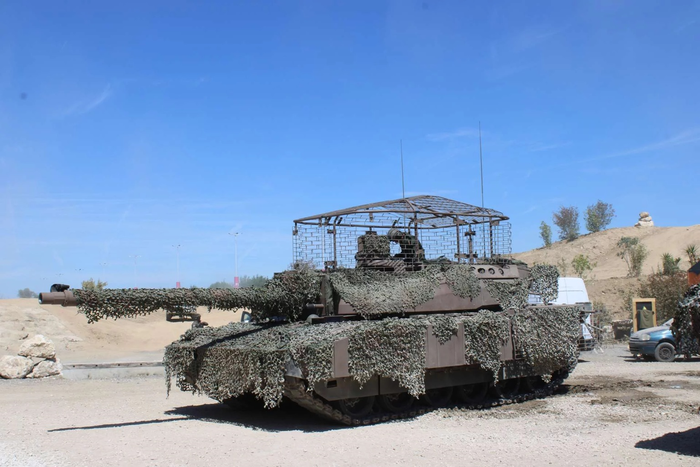 Xe tăng chiến đấu chủ lực Leclerc XLR của Quân đội Pháp được trưng bày tại Eurosatory 2026 với lồng chống UAV lắp trên nóc tháp pháo. Ảnh: Army Recognition