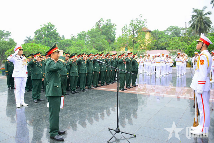 Đoàn đại biểu dành một phút tưởng niệm các Anh hùng liệt sĩ.