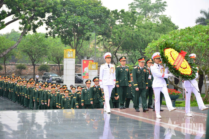 Đoàn đại biểu dự Đại hội đại biểu toàn quốc Hội Cựu chiến binh Việt Nam lần thứ VIII, nhiệm kỳ 2026-2031 dâng hoa tưởng niệm các Anh hùng liệt sĩ.