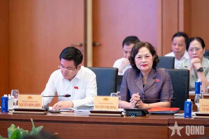 Phó chủ tịch Quốc hội Nguyễn Hồng Diên, Phó chủ tịch Quốc hội Nguyễn Thị Hồng dự hội nghị. 