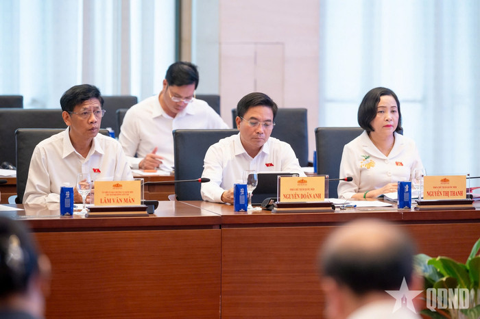 Phó chủ tịch Quốc hội Nguyễn Thị Thanh, Phó chủ tịch Quốc hội Nguyễn Doãn Anh và các đại biểu dự hội nghị.