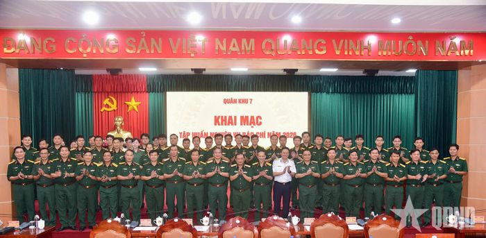 Đại biểu, giáo viên, học viên tham gia lớp tập huấn. 