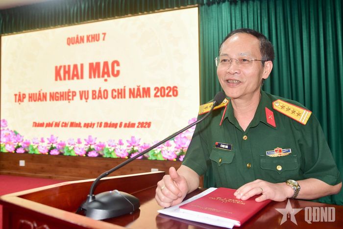  Đại tá Lê Ngọc Long, Phó tổng biên tập Báo Quân đội nhân dân trao đổi kinh nghiệm làm báo. 
