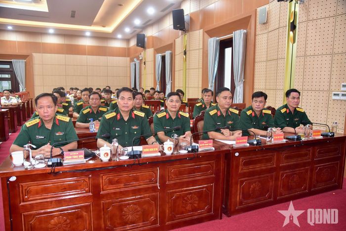 Các đại biểu tham dự khai mạc tập huấn. 