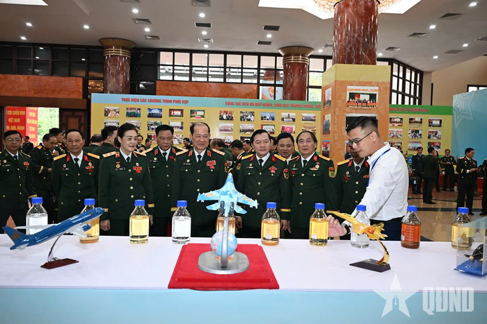 Các đại biểu tham quan mô hình, sản phẩm trưng bày tại đại hội.