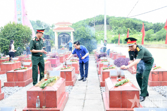 Các đại biểu thắp hương các phần mộ trong Nghĩa trang Liệt sĩ Yên Trạch. 