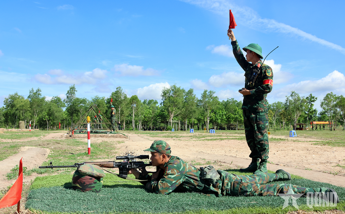 Xạ thủ thực hành bắn bài 1 ẩn hiện ban ngày.
