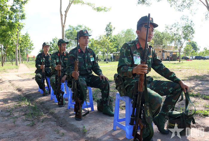 Các xạ thủ ở tuyến chờ. 