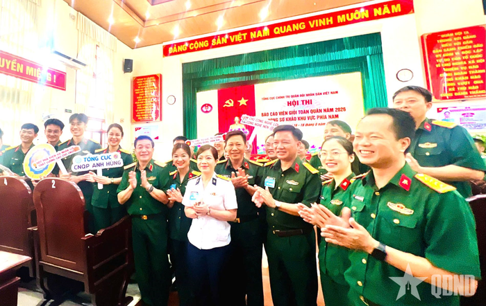 Thượng tướng Trương Thiên Tô chúc mừng và trao đổi kinh nghiệm báo cáo viên với Đại tá Lê Anh Tuấn, Bí thư Đảng ủy, Chính trị viên Viện Thiết kế tàu quân sự (Tổng cục Công nghiệp quốc phòng) và các thí sinh.