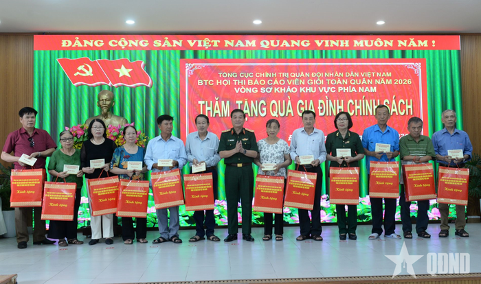 Thượng tướng Trương Thiên Tô trao quà tặng các gia đình chính sách tại phường Hòa Cường, TP Đà Nẵng.
