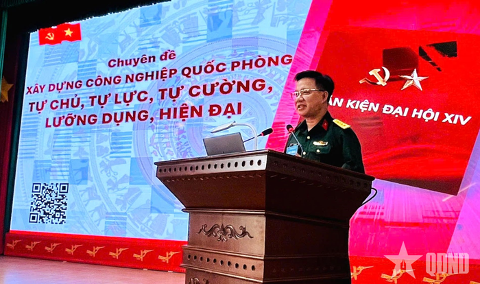 Đại tá Lê Anh Tuấn, Bí thư Đảng ủy, Chính trị viên Viện Thiết kế tàu quân sự (Tổng cục Công nghiệp quốc phòng) thực hiện phần thi thuyết trình.