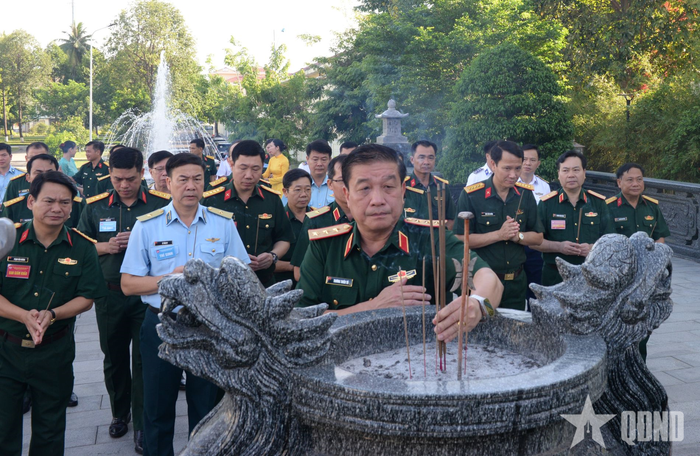 Thượng tướng Trương Thiên Tô dâng hương tưởng niệm các văn nghệ sĩ, nhà báo cách mạng hy sinh trên chiến trường Liên khu. 5.